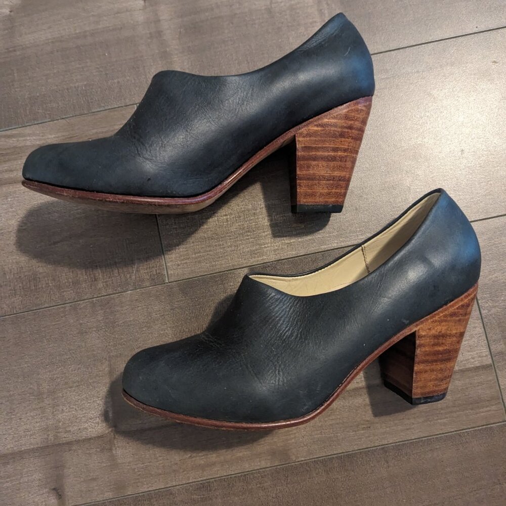 Nisolo Austin, Soft Black Leather Stacked Heel Ankle Boots / Pumps - Picture 4 of 6